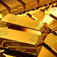 Stack of 1000g fine gold bars – gold price forecast and 50-year outlook on gold investment, AI impact and global economic scenarios